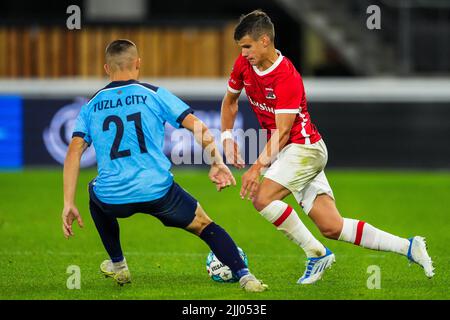 ALKMAAR - (lr) Belmin Mesinovic de la ville de Tuzla, Milos Kerkez d'AZ Alkmaar pendant la deuxième chaleur du match de la Ligue de la Conférence entre AZ et FK Tuzla ville au stade AFAS sur 21 juillet 2022 à Alkmaar, pays-Bas. ANP ED DU POL Banque D'Images