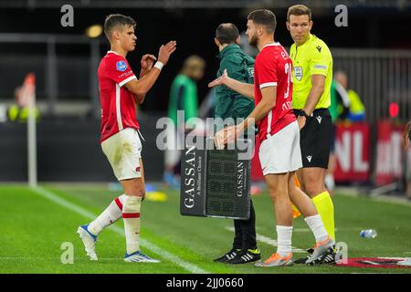 ALKMAAR - (lr) Milos Kerkez d'AZ Alkmaar, Mees de Wit ou AZ Alkmaar pendant la deuxième chaleur du match de la Ligue de la Conférence entre AZ et FK Tuzla ville au stade AFAS sur 21 juillet 2022 à Alkmaar, pays-Bas. ANP ED DU POL Banque D'Images