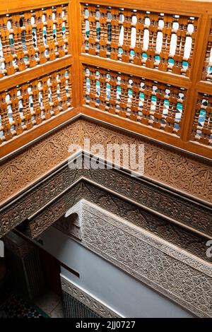 Décoration faite à la main sur un mur d'angle de style arabe ancien dans un vieux monument à Marrakech, au Maroc Banque D'Images