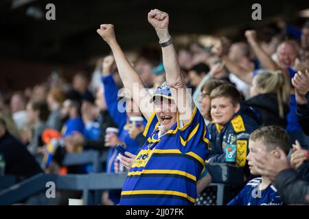 Leeds, Royaume-Uni. 21st juillet 2022. Un partisan de Leeds Rhinos applaudit son équipe à Leeds, au Royaume-Uni, le 7/21/2022. (Photo de James Heaton/News Images/Sipa USA) crédit: SIPA USA/Alay Live News Banque D'Images