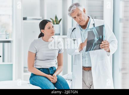 Vous avez eu trois pauses : un médecin et son patient ont passé en revue leurs radiographies ensemble. Banque D'Images