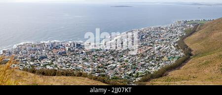 Vue aérienne et panoramique du Cap, Cap occidental en Afrique du Sud. Vue sur le paysage d'une ville urbaine entourée par la mer et l'océan pour les vacances et Banque D'Images