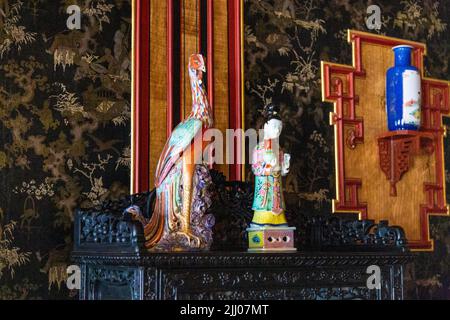 Figurines chinoises orientales dans la salle chinoise du palais royal baroque Wilanow datant du 17th siècle, Varsovie, Pologne Banque D'Images