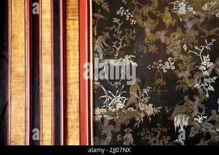 Détail du papier peint chinois de style oriental dans la salle chinoise du palais royal baroque Wilanow datant du 17th° siècle, Varsovie, Pologne Banque D'Images