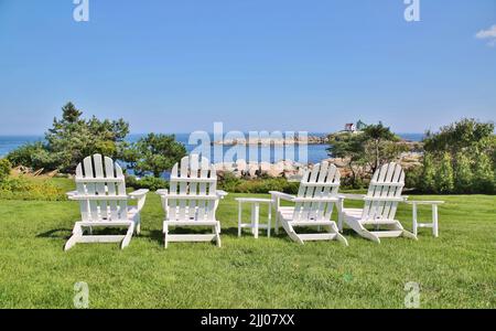 Chaises Adirondack donnant sur Nubble Light, Maine, Etats-Unis Banque D'Images