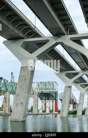 Ancien et nouveau. Le pont Champlain désaffecté est juxtaposé à son successeur. Banque D'Images