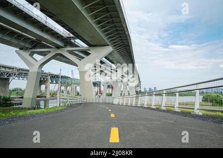 Une piste cyclable longe le nouveau pont Samuel de Champlain. À distance son prédécesseur désaffecté. Banque D'Images