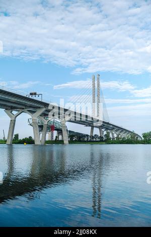 Ancien et nouveau. Le pont Champlain désaffecté est juxtaposé à son successeur. Banque D'Images