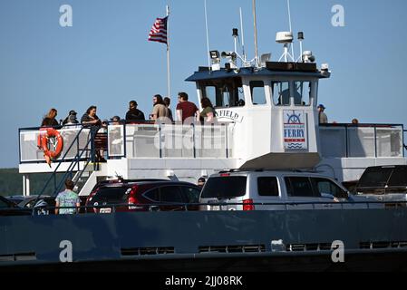 Les visiteurs s'assoient sur le pont supérieur comme un car ferry alors qu'il se prépare à quitter Bayfield, WI pour l'île Madeline sur le bord de mer national des îles Apôtres. Banque D'Images