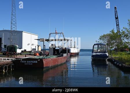 Des bateaux de pêche commerciaux sont attachés au quai de Bayfield, WI, sur le lac supérieur. Banque D'Images