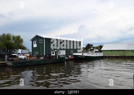 Des bateaux de pêche commerciaux sont attachés au quai de Halvarsan Fisheries à Cornucopia, WISCONSIN, sur le lac supérieur. Banque D'Images