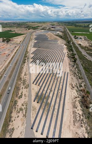 Olathe, Colorado - Une ferme solaire de 10 mégawatts dans l'ouest rural du Colorado fournit de l'énergie à une usine d'extraction de bitcoin exploitée par Aspen Creek Digital Corpor Banque D'Images