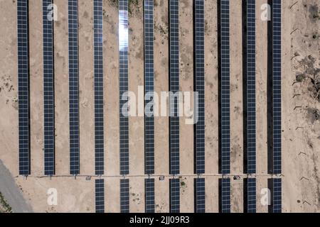 Olathe, Colorado - Une ferme solaire de 10 mégawatts dans l'ouest rural du Colorado fournit de l'énergie à une usine d'extraction de bitcoin exploitée par Aspen Creek Digital Corpor Banque D'Images