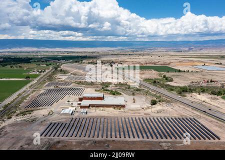 Olathe, Colorado - Une ferme solaire de 10 mégawatts dans l'ouest rural du Colorado fournit de l'énergie à une usine d'extraction de bitcoin exploitée par Aspen Creek Digital Corpor Banque D'Images