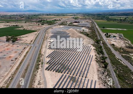 Olathe, Colorado - Une ferme solaire de 10 mégawatts dans l'ouest rural du Colorado fournit de l'énergie à une usine d'extraction de bitcoin exploitée par Aspen Creek Digital Corpor Banque D'Images