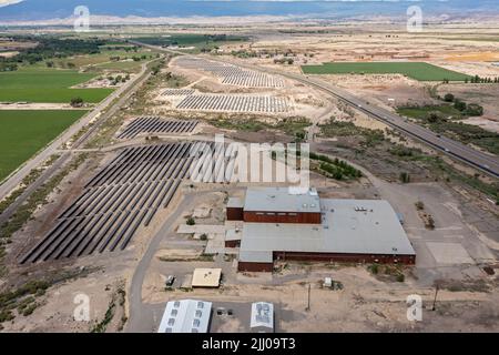 Olathe, Colorado - Une ferme solaire de 10 mégawatts dans l'ouest rural du Colorado fournit de l'énergie à une usine d'extraction de bitcoin exploitée par Aspen Creek Digital Corpor Banque D'Images