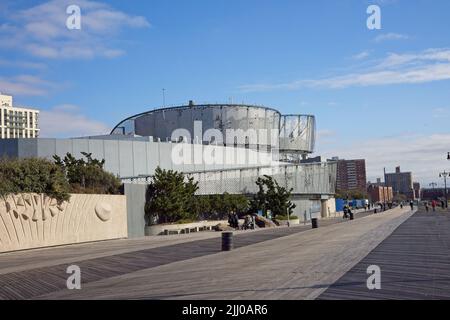 Brooklyn, NY, Etats-Unis - 21 juillet 2022 : l'aquarium de New York est le long de la promenade de Coney Island Banque D'Images