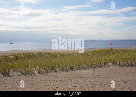 Brooklyn, NY, États-Unis - 21 juillet 2022 : vue hors saison sur la plage et l'océan à Coney Island Banque D'Images