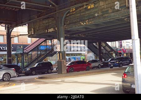 Brooklyn, NY, USA - 21 juillet 2022: Le métro ci-dessus avec les magasins ci-dessous montrant les noms russes et anglais à Coney Island Banque D'Images