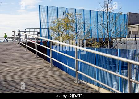 Brooklyn, NY, USA - 21 juillet 2022 : un terrain de handball fermé juste en dessous et le long de la promenade de Coney Island Banque D'Images