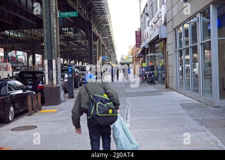 Brooklyn, NY, Etats-Unis - 21 juillet 2022 : les gens magasinent sous le train surélevé de l'île de Coney Banque D'Images