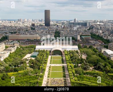 Vue sur le champ de Mars et la tour Montparnasse à Paris, France Banque D'Images