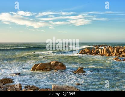 Vue panoramique sur l'océan de la plage avec rochers ou rochers et eau de mer se lavant sur le rivage pendant des vacances d'été paisibles dans la station tropicale et l'île Banque D'Images