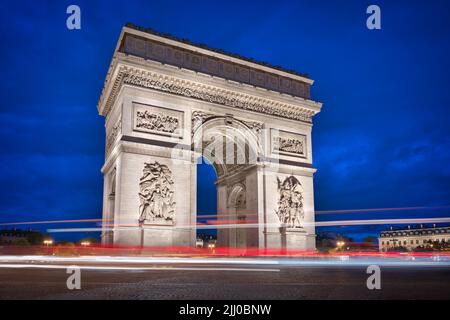 Photo de l'Arc de Triomphe à Paris au bleu notre. Banque D'Images