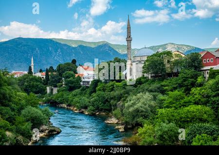 Influence turque visible le long des rives de la rivière Neretva comme vu de Stari Most - Mostar's Bridge Banque D'Images