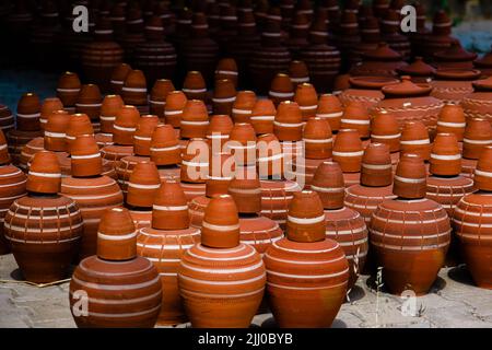 Rangées de pots d'argile turque traditionnelle en terre cuite. Banque D'Images