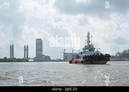 Terengganu, Malaisie: 16 janvier 2022 - Grand bateau se déplaçant le long de la rivière dans l'état de la côte est de la Malaisie. Banque D'Images