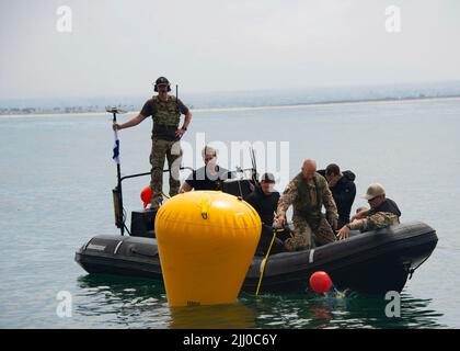 San Diego, États-Unis. 20 juillet 2022. Des plongeurs de la marine allemande et américaine effectuent un exercice d'exploitation minière à Rim of the Pacific Exercises, 20 juillet 2022, à San Diego, en Californie. Crédit : MC3 Larissa Dougherty/États-Unis Navy/Alamy Live News Banque D'Images