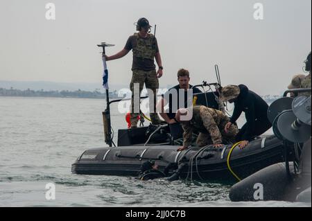 San Diego, États-Unis. 20 juillet 2022. Un plongeur allemand des surfaces de l'unité de plongée libre de la mine Seebatallion tout en effectuant un exercice d'exploitation de la mine aux exercices de Rim of the Pacific, 20 juillet 2022 à San Diego, Californie. Crédit : MC3 Larissa Dougherty/États-Unis Navy/Alamy Live News Banque D'Images