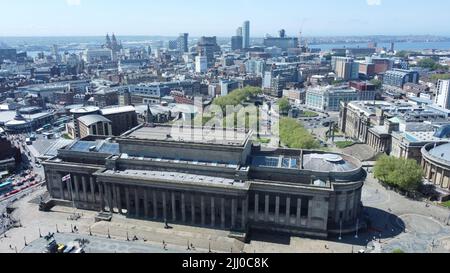 Une photo aérienne du centre-ville de Liverpool avec le St. George's Hall en premier plan Banque D'Images