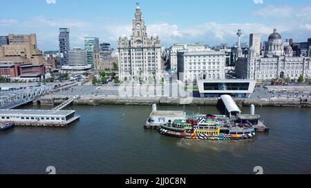 Une photo aérienne de Liverpool pierhead de l'autre côté de la rivière Mersey montrant le ferry de Mersey Banque D'Images