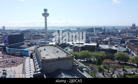 Une photographie aérienne du centre-ville de Liverpool avec le St. George's Hall au premier plan et le phare de St. John's utilisé par radio City en arrière-plan. Banque D'Images