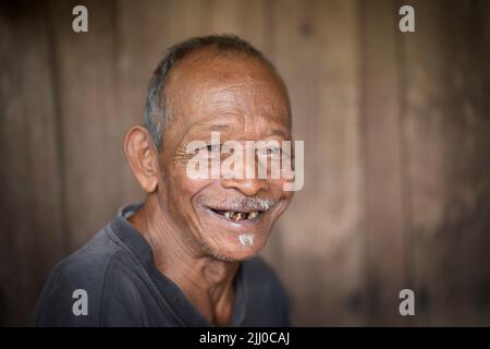 Portrait d'un vieil homme avec effet de vignetage. Arrière-plan flou Banque D'Images