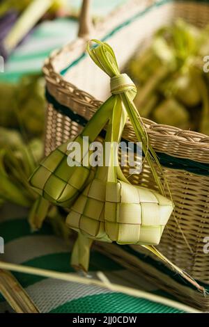 Un bouquet de ketupas, une cuisine traditionnelle malaise faite avec les feuilles de noix de coco pendant la célébration de l'Eid. Points de mise au point sélective Banque D'Images