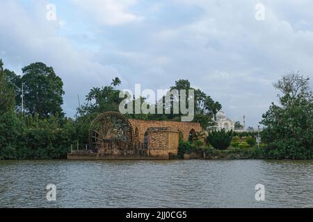 Terengganu, Malaisie: 16 janv. 2022 - Réplique d'une ancienne roue d'eau située sur la rive de la rivière. Banque D'Images