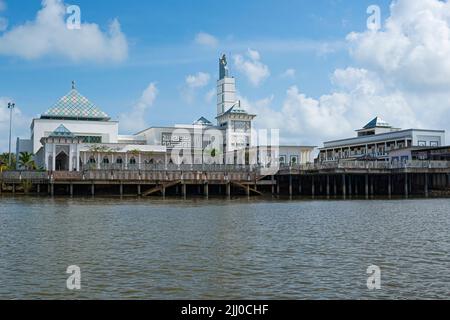 Terengganu, Malaisie: 16 janvier 2022 - la nouvelle mosquée de Seberang Takir, construite au bord de la rivière. Banque D'Images