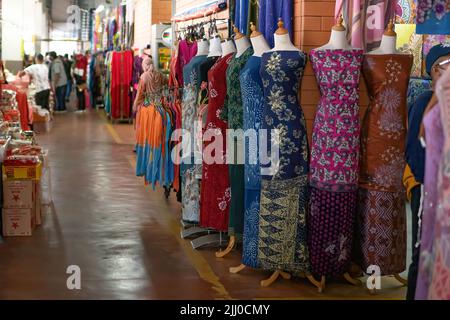 Terengganu, Malaisie: 16 janv. 2022 - exposition de textiles locaux en face de petites boutiques Banque D'Images