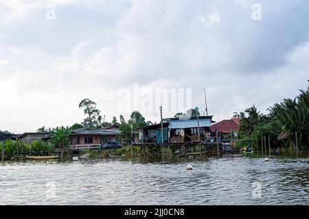 Terengganu, Malaisie: 16 janv. 2022 - Maisons de pêcheurs sur la rive de la rivière. Banque D'Images