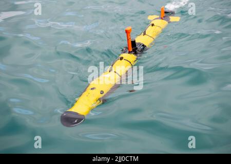 Honolulu, États-Unis. 14 juillet 2022. L'équipe d'enquête de la flotte de la marine américaine exploite un véhicule sous-marin autonome IVER3-580 pour balayer le fond de l'océan à la recherche de dangers, dans le cadre d'un scénario d'intervention humanitaire en cas de catastrophe au bord du Pacifique à Pearl Harbor, 14 juillet 2022, à Honolulu, Hawaï. Crédit : Cpl. Dillon Anderson/Royal New Zealand Air Force/Alay Live News Banque D'Images