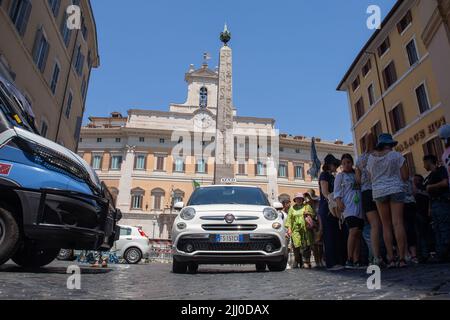 Rome, Italie. 21st juillet 2022. Un taxi devant le Palais Montecitorio à Rome, pendant la crise gouvernementale (Credit image: © Matteo Nardone/Pacific Press via ZUMA Press Wire) Banque D'Images