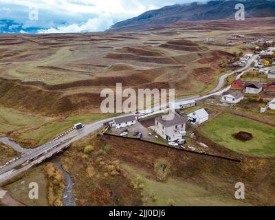 Vue aérienne de la route et des villages dans les montagnes du Dagestan, Russie Banque D'Images