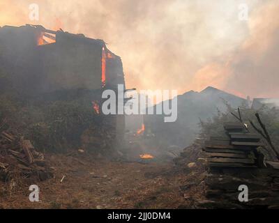 (220721) -- EL BARCO DE VALDEORRAS (ESPAGNE), 21 juillet 2022 (Xinhua) -- photo prise sur 20 juillet 2022 montre des maisons brûlantes dans un feu de forêt à El Barco de Valdeorras, Galice, Espagne. En Espagne, la canicule a fait augmenter le risque de feux de forêt à des niveaux « extrêmes » et « très élevés » dans presque toutes les parties du pays. L'Espagne a subi jusqu'à présent plus de 250 incendies de forêt en 2022, qui ont brûlé plus de 90 000 hectares de terres, dépassant les pertes signalées en 2021. (Junta de Galice/document via Xinhua) Banque D'Images