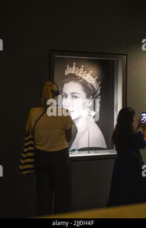 Londres, Royaume-Uni, 22nd juillet 2022, les salles d'état de Buckingham Palace ont rouvert après trois ans. Il s'agit maintenant d'une exposition spéciale du Jubilé de platine des bijoux de la Reine dans laquelle elle a été photographiée pendant les soixante-dix années de son règne. Il y a aussi des photographies de la photographe royale Dorothy Wilding. Les photographies sont assorties avec les bijoux que la Reine portait dans les images. Les filles de la Grande-Bretagne et de l'Irlande Tiara, 1893. Ouvert jusqu'au 2nd octobre 2022. , Andrew Lalchan Photography/Alamy Live News Banque D'Images