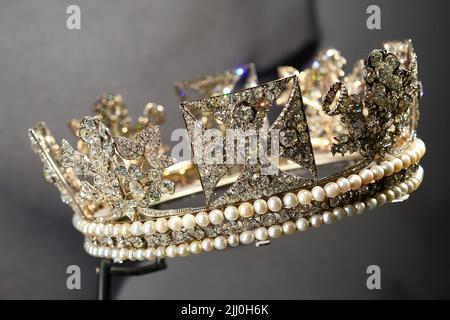 Londres, Royaume-Uni, 22nd juillet 2022, les salles d'état de Buckingham Palace ont rouvert après trois ans. Il s'agit maintenant d'une exposition spéciale du Jubilé de platine des bijoux de la Reine dans laquelle elle a été photographiée pendant les soixante-dix années de son règne. Il y a aussi des photographies de la photographe royale Dorothy Wilding. Les photographies sont assorties avec les bijoux que la Reine portait dans les images. Bijoux est un diamant Diadem. Ouvert jusqu'au 2nd octobre 2022. , Andrew Lalchan Photography/Alamy Live News Banque D'Images