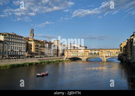 Vue sur Ponte Vecchio le long de la rivière Arno à Florence Italie Banque D'Images