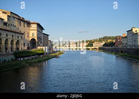 Vue au nord de Ponte Vecchio le long de la rivière Arno avec Ponte alle Grazie dans la didstposture Florence Italie Banque D'Images